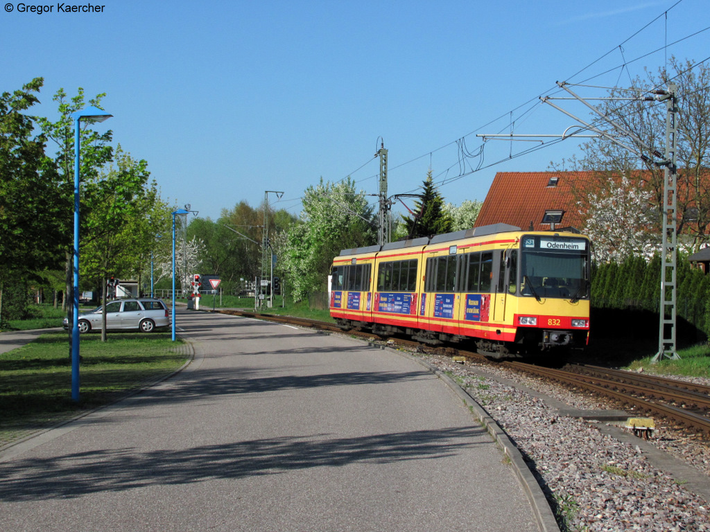 08.04.2011: Wagen 832 verlsst als S31 nach Odenheim den Bahnhof Ubstadt Ort.