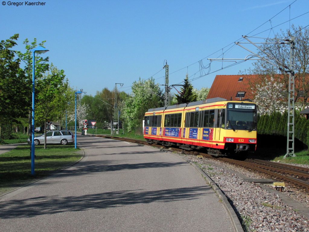 08.04.2011: Wagen 832 verlsst als S31 nach Odenheim den Bahnhof Ubstadt Ort.