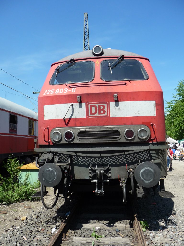 08.05.2011 - BR 225 auf dem Abstellgleis beim Bahnhofsfest in Kornwestheim (leider nicht mehr ganz auf der Hhe, daher der schiefe Stand)