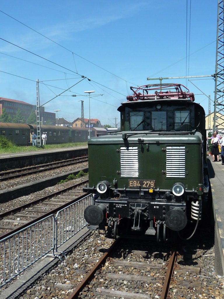08.05.2011 - E94 279 beim Bahnhofsfest in Kornwestheim (im Hintergrund noch die Rauchwolke der Lok 11)