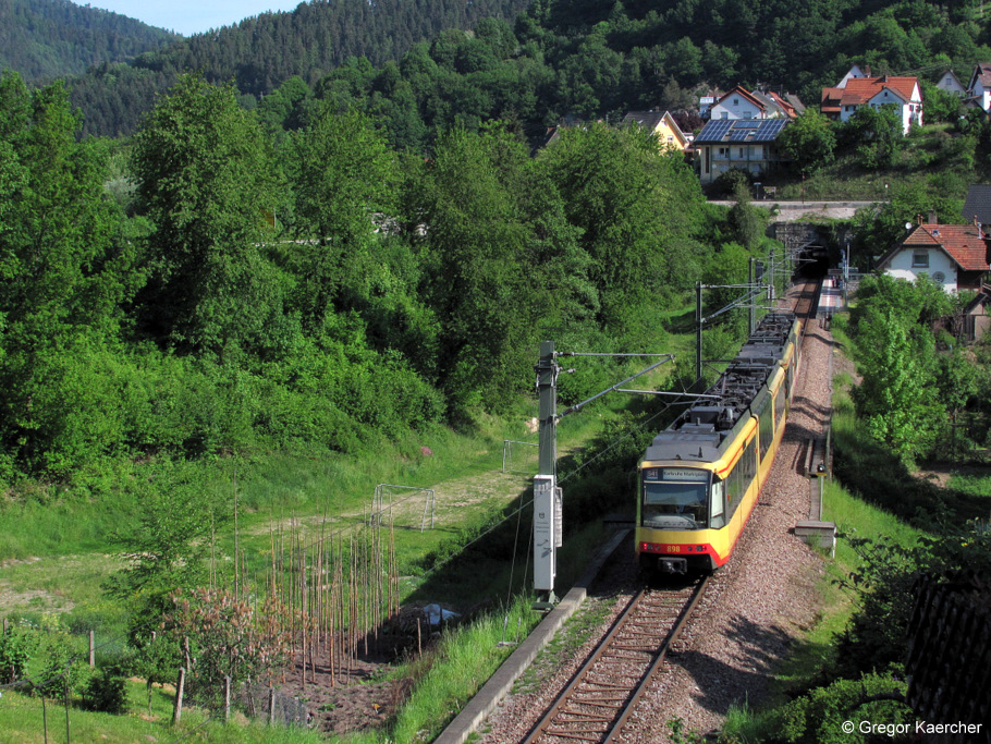 08.05.2011: Wagen 898 an einem weiteren Triebwagen als S41 nach Karlsruhe-Marktplatz beim Haltepunkt Gausbach im schnen Murgtal.