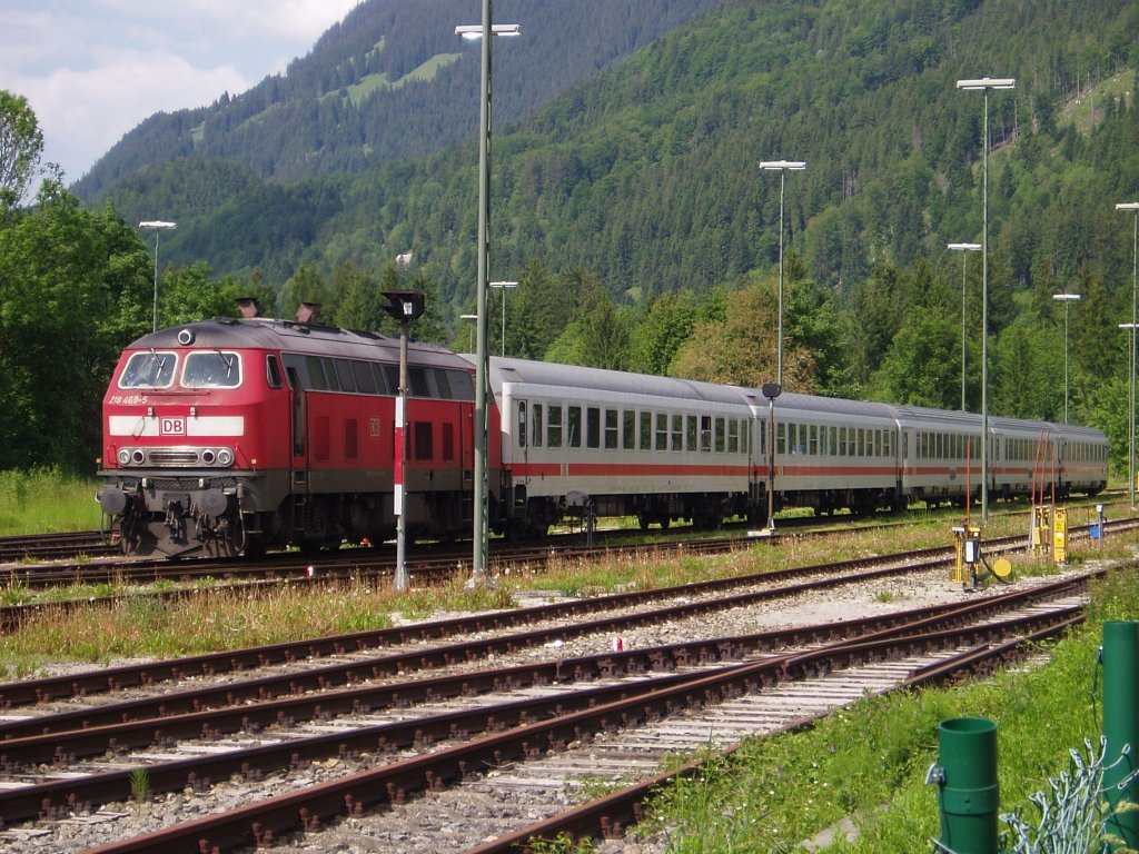08.06.2010 ist der IC Nebelhorn ber Augsburg als IC Knigssee von Hamburg-Altona nach langer fahrt mit der BR 218 469-5 im Abstellbahnhof von Oberstdorf um ca. 16:45 Uhr abgestellt worden.