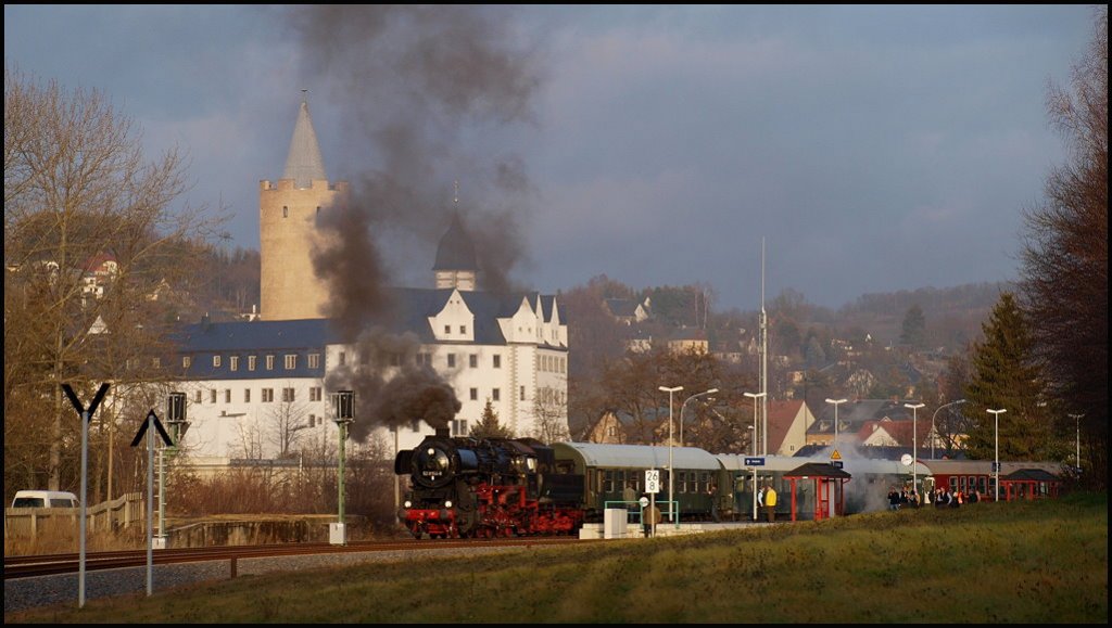 08.12.2011. 52 8254 mit Sonderzug nach Annaberg vor der Kulisse von Zschopau mit dem Schloss Wildeck.