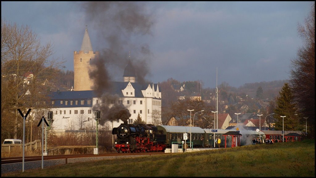 08.12.2011. 52 8254 mit Sonderzug nach Annaberg vor der Kulisse von Zschopau mit dem Schloss Wildeck.