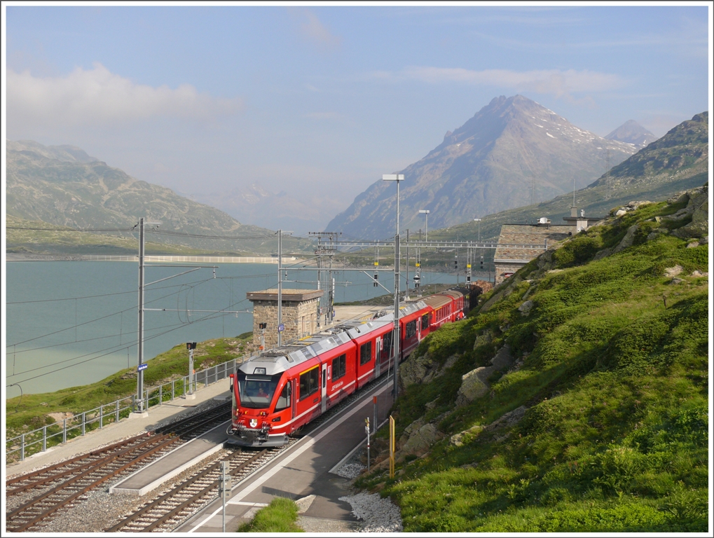 08.39Uhr bereits Ankunft in Ospizio Bernina. Stefan vor zwei Monaten htte man hier noch nicht hochgehen knnen, war doch die Schneemauer noch etliche Meter hoch.(14.07.2010)