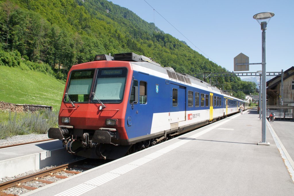 09.07.2010 Bahnhof Linthal. Die RBDe 560 107 -5 wartet auf die Rckfahrt durch das Linthtal nach Ziegelbrcke.