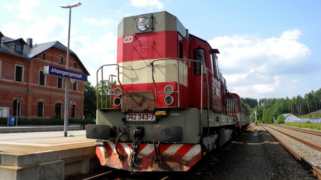 09.07.2013 Regionalzug nach Karlovy Vary steht abfahrbereit im Bf Johanngeorgenstadt. (fotografiert aus vorbeifahrendem Zug)