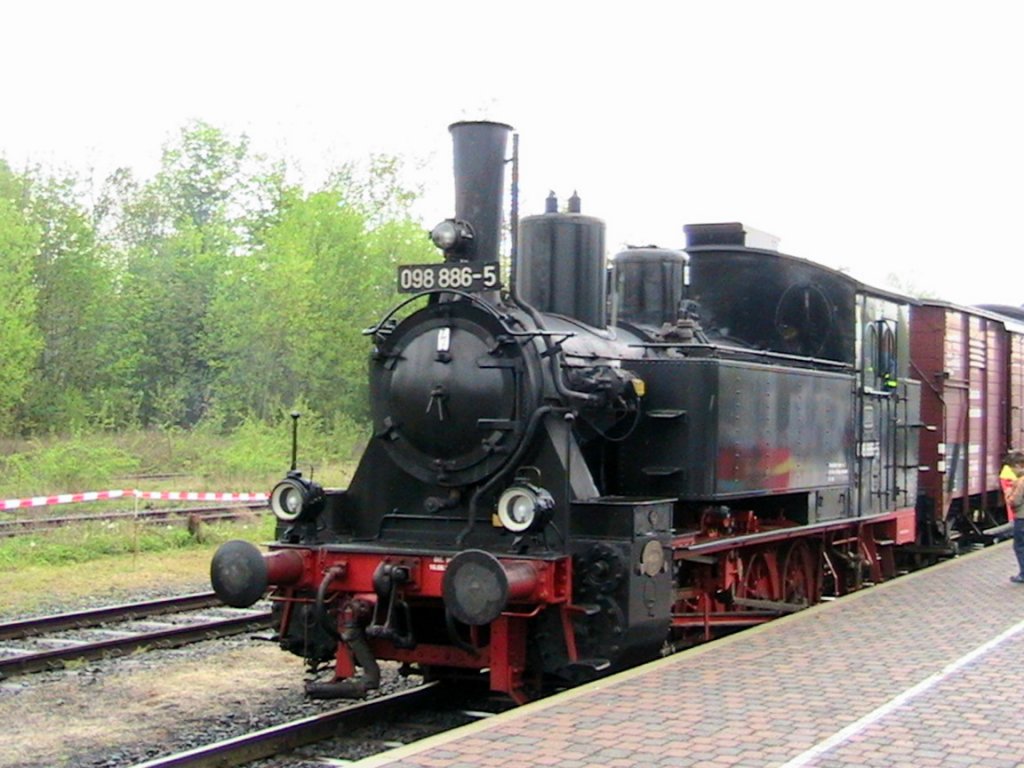 098 886 am 9.Mai 2010 in Mellrichstadt vor der Abfahrt nach Fladungen.