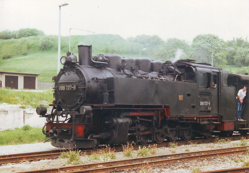 099 737 wartet auf die Weiterfahrt in Hammer-Unterwiesenthal am 02.06.1994.
(Scann von Org.Foto)