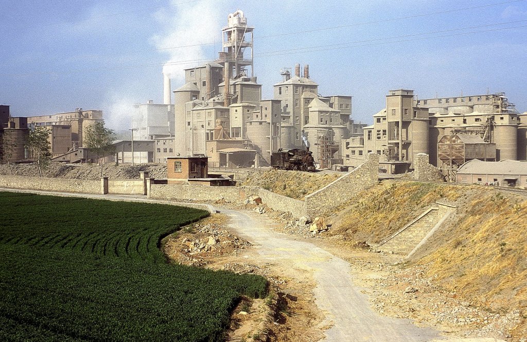 1-B009  Steinbruchbahn Tangxian  beim Zementwerk Baihe  26.04.00