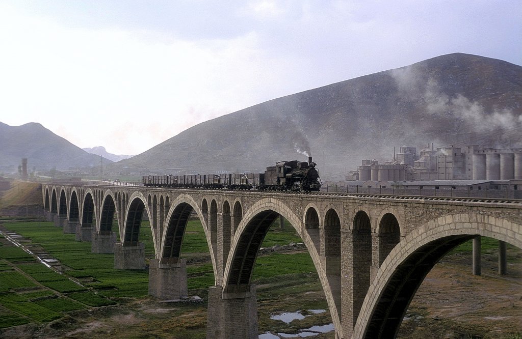 1-B009  Steinbruchbahn Tangxian  beim Zementwerk Bai`he  26.04.00