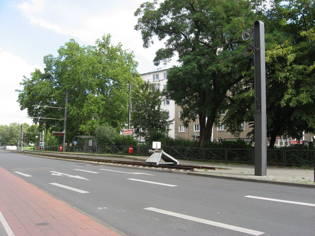 1-gleisige Stumpfendstelle an der Haltestelle Universitt am 03. August 2007. Irgendwann hatte hier mal die Linie 8 geendet, die von Zndorf gekommen war.