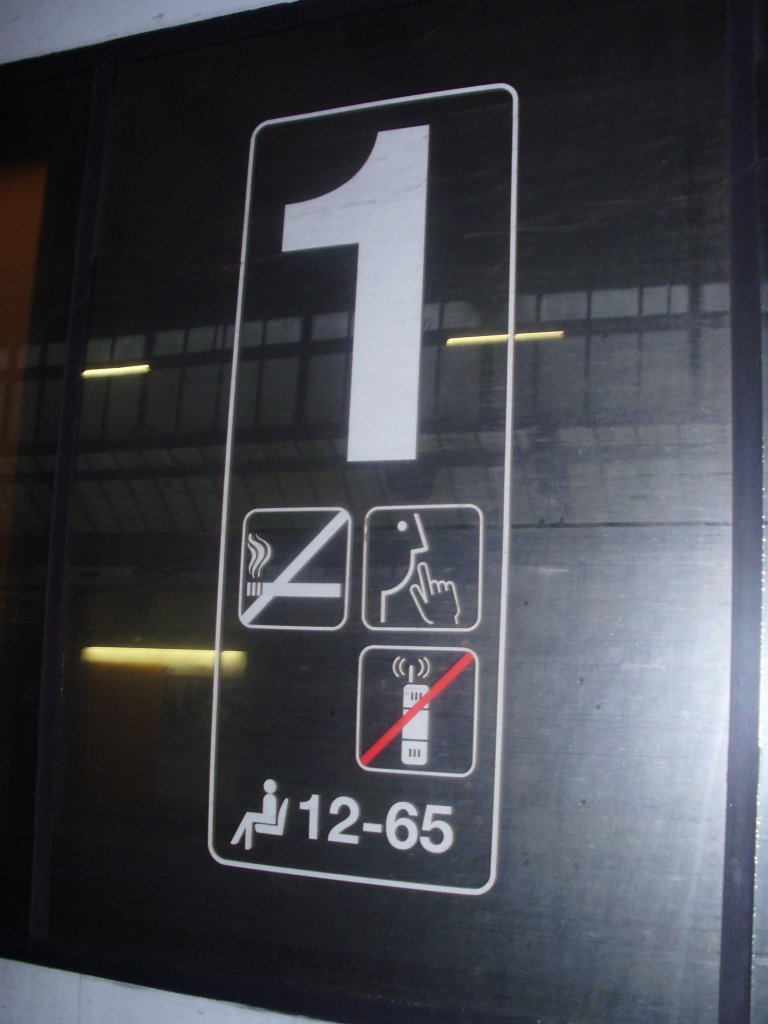 1. Klasse Aufschrift des Wagens 27 des ICE 533 von Oldenburg (Oldb) nach Mnchen Hbf am 12.08.2011 im Oldenburger Hauptbahnhof.