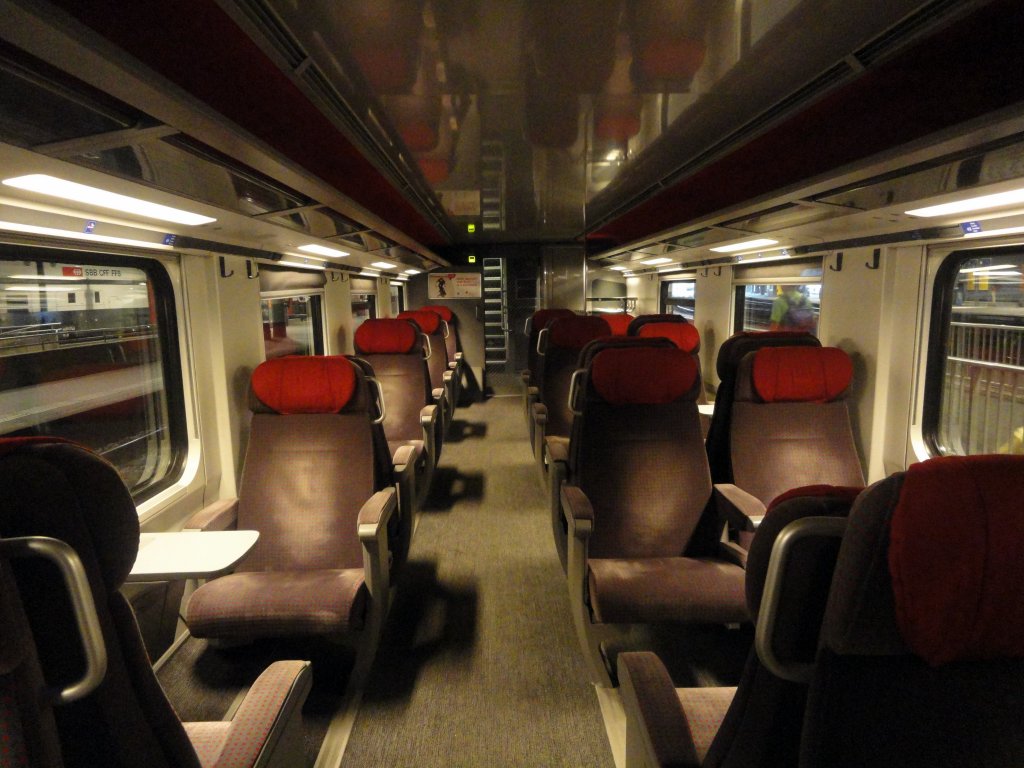 1. Klasse im IC Dosto kurz vor Abfahrt als RegioExpress nach Biel. Aufgenommen: 08.08.2011 in Bern.