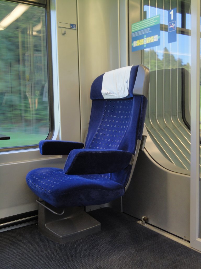 1. Klasse Sitz im RE Ltschberger Bern - Thun - Spiez - Kandersteg - Goppenstein - Brig zwischen Frutigen und Kandersteg auf der Bergstrecke (Ltschberg Nordrampe). Der RE war von (Bern-) Thun bis Spiez in der 1. Klasse total ausgelastet. Ab Mlenen nahm die Auslastung jedoch ab. Ab Goppenstein war dann fast kein Mensch mehr im Zug :) Aufgenommen am 01.10.2011