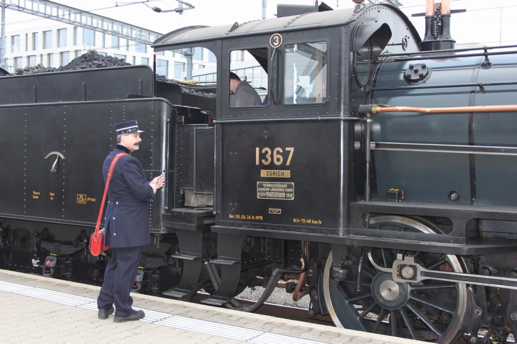 10 Jahre SBB Historic.Jubilumsfahrt mit B 3/4 1367(1916)
Eine Dampflok die nicht so oft im Einsatz ist.Der Zugfhrer in
historischer Uniform,ein bekanntes Gesicht bei historischen Fahrten 
in der Schweiz.Brugg 19.02.11 
