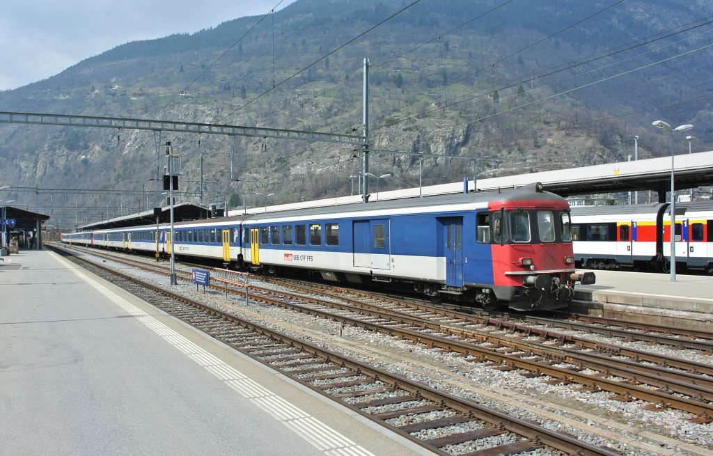 10-teiliger EWI Pendel, 2x5er Pendel, als IR 2819 in Brig. An der Spitze ist der BDt EWI 50 85 82-33 981-0, 06.04.2013.