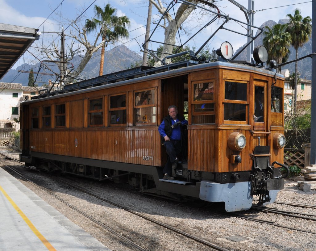 100 Jahr Eisenbahn auf Mallorca werden in diesem Maerz gefeiert, hier ist fr heute Feierabend, noch den zug in die Halle setzen und dann ist Schlu am 27.03.2012 gegen 15:00 Uhr