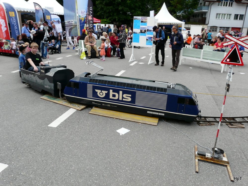 100 Jahr Feier BLS in Frutigen - Modell der 465 009-9 unterwegs whrend dem Bahnhofsfest am 29+30.06.2013