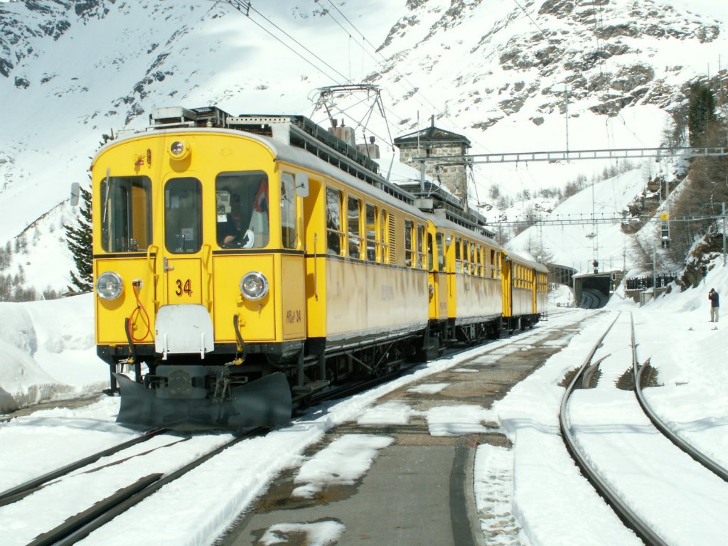 100 Jahre Berninabahn,Der Bernina Nostalgiezug mit ABe 4/4 Nr.34 und 30,beim einem Zwischenhalt in Alp Grm.28.03.10