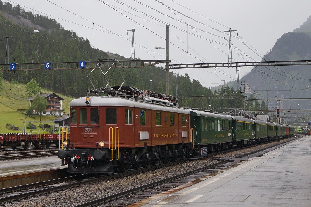 100 Jahre BLS: Ae 6/8 205 mit Swiss Classic Train in Kandersteg am 29. Juni 2013.
Foto: Walter Ruetsch