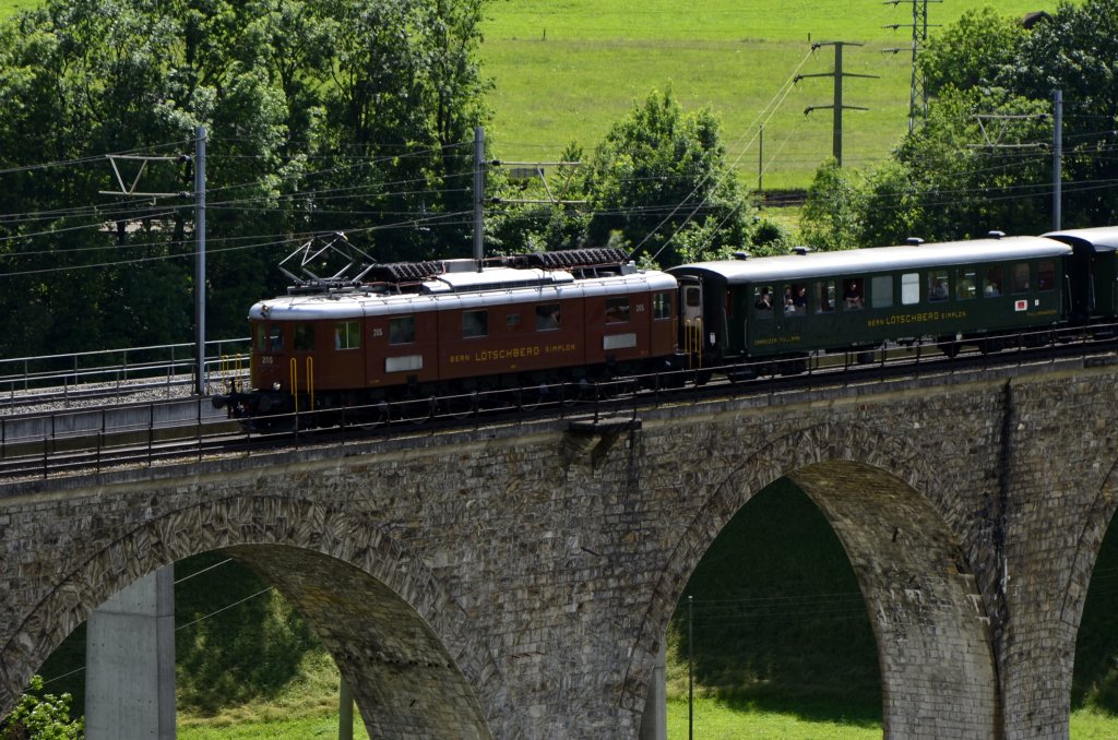 100 Jahre BLS: Ae 6/8 mit historischem Sonderzug auf der Fahrt von Kandersteg nach Frutigen am 30.06.13.