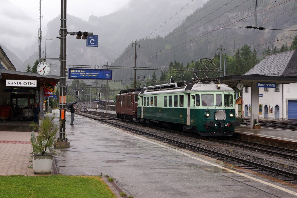 100 Jahre BLS: Be 4/4 761  Wellensitich  und Re 4/4 172 in Kandersteg am 29. Juni 2013.
Foto: Walter Ruetsch  