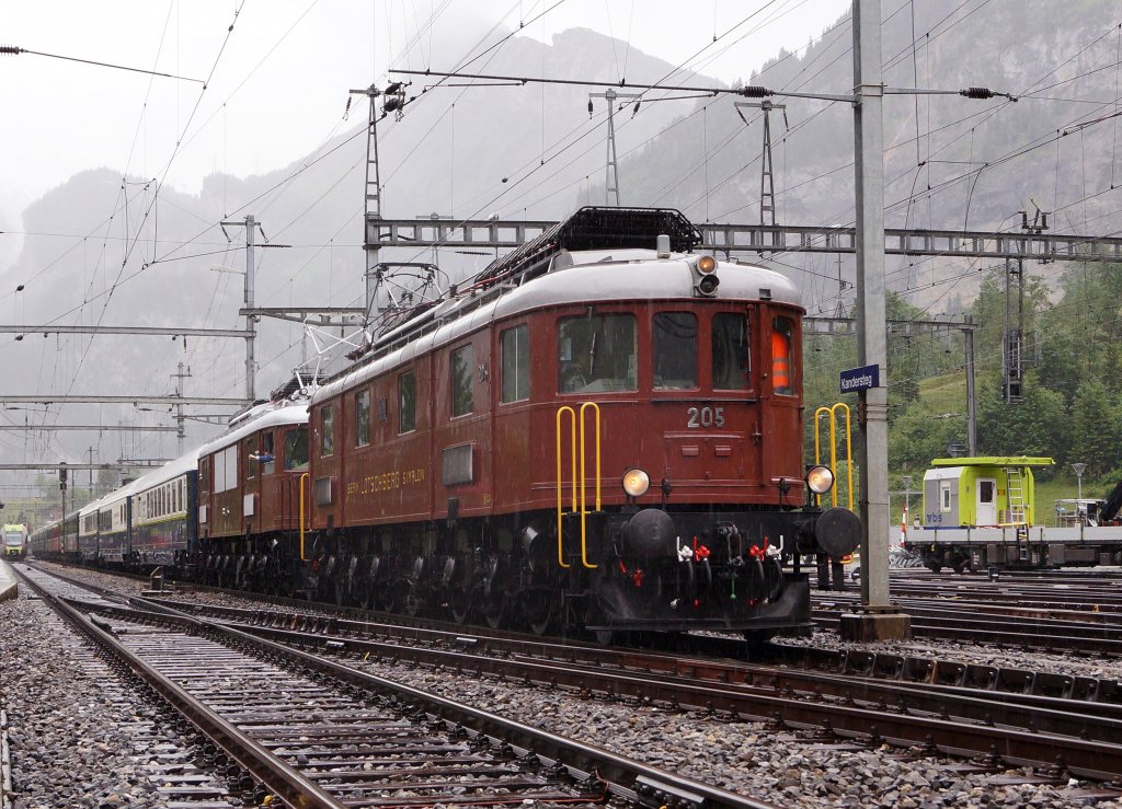 100 Jahre BLS: Doppeltraktion Ae 6/8 205 und Ae 6/8 208 mit Jubilumszug in Kandersteg am 29. Juni 2013.
Foto: Walter Ruetsch