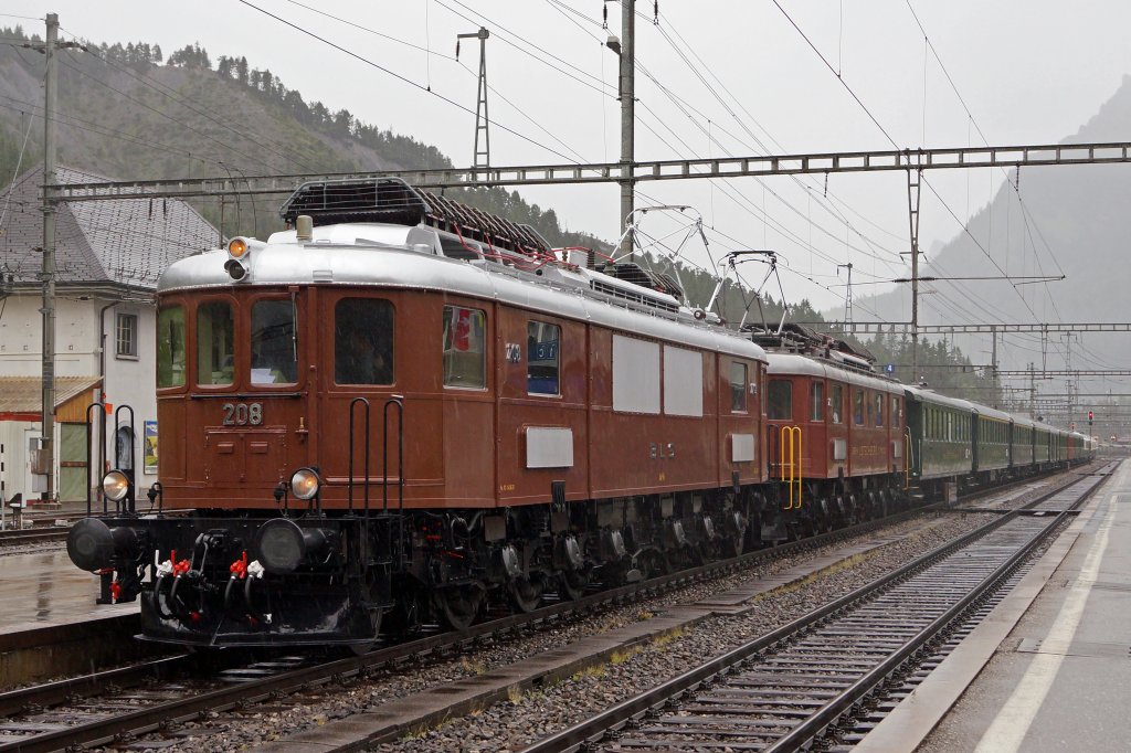 100 Jahre BLS: Doppeltraktion Ae 6/8 208 und Ae 6/8 205 bei der Einfahrt in den Bahnhof Kandersteg am 29. Juni 2013.
Foto: Walter Ruetsch
