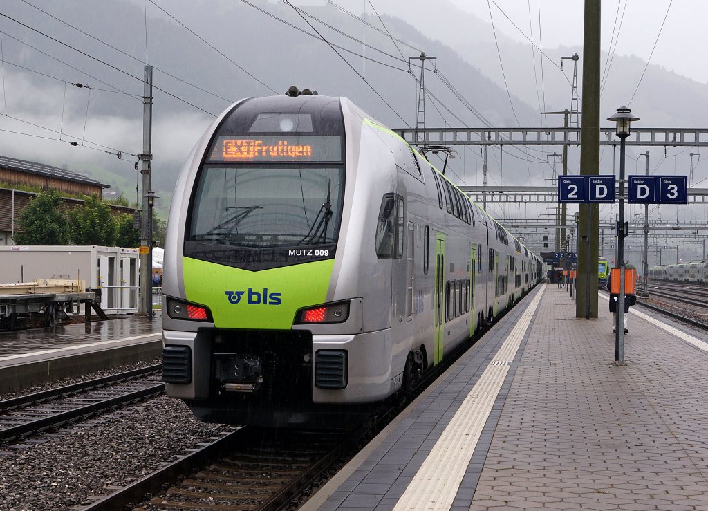 100 Jahre BLS: Nur zwischen Bern und Frutigen verkehrten Extrazge bestehend aus den neusten BLS-Doppelstocktriebzgen  MUTZ . Die Aufnahme ist am 29. Juni 2013 kurz nach der Ankunft in Frutigen entstanden.

Foto: Walter Ruetsch