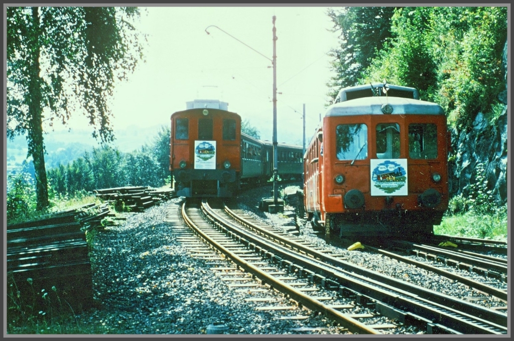 100 Jahre RHB Jubilum. Zugskreuzung in Wienacht-Tobel zwischen DZeh 2/4 21 oder 22 mit zwei SBB Wagen und dem ABDeh 2/4 24 mit meinem Vater im Fhrerstand. (07/1975)