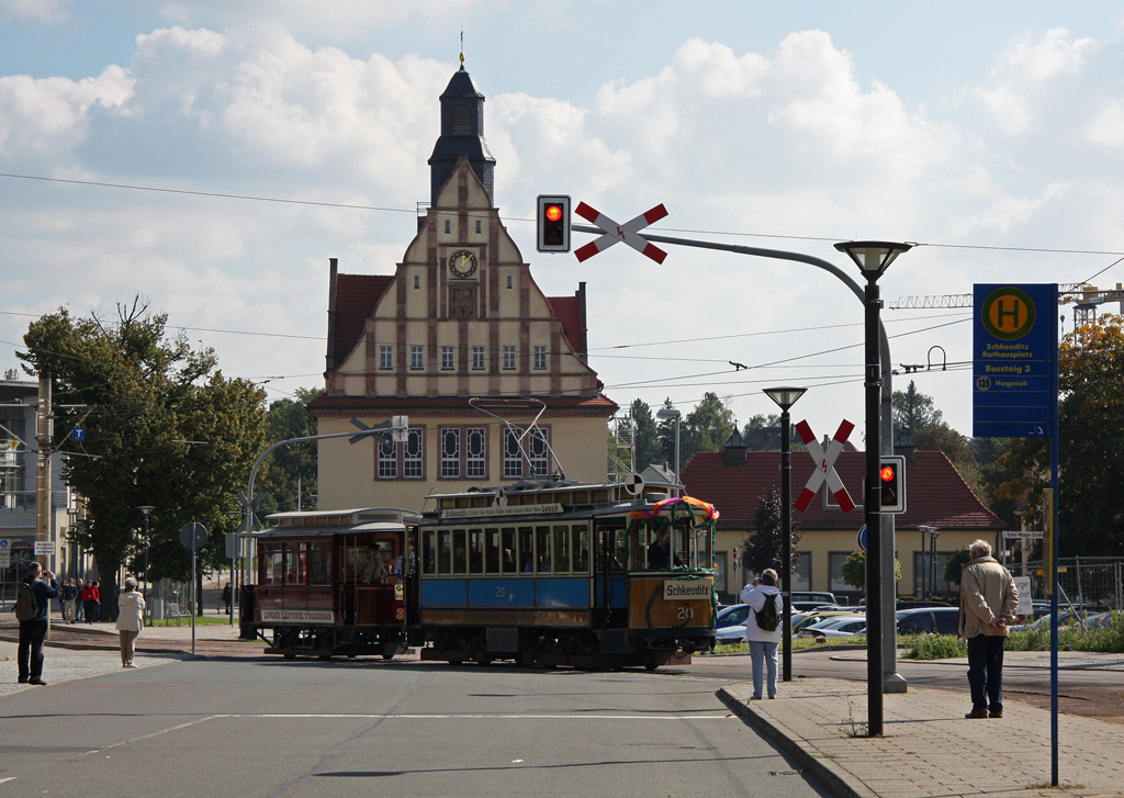 100 Jahre Stra�enbahn in Schkeuditz, Wagen 20 vor der Kulisse des Sckeuditzer Rathauses, 18.09.2010.