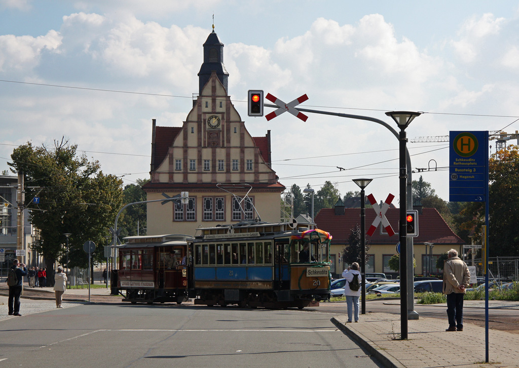 100 Jahre Straenbahn in Schkeuditz, Wagen 20 vor der Kulisse des Sckeuditzer Rathauses, 18.09.2010.