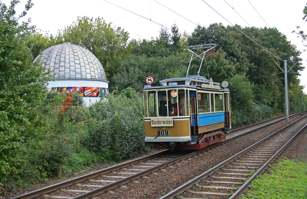 100 Jahre Straenbahn in Schkeuditz, Wagen 809 am Schkeuditzer Planetarium, 18.09.2010.