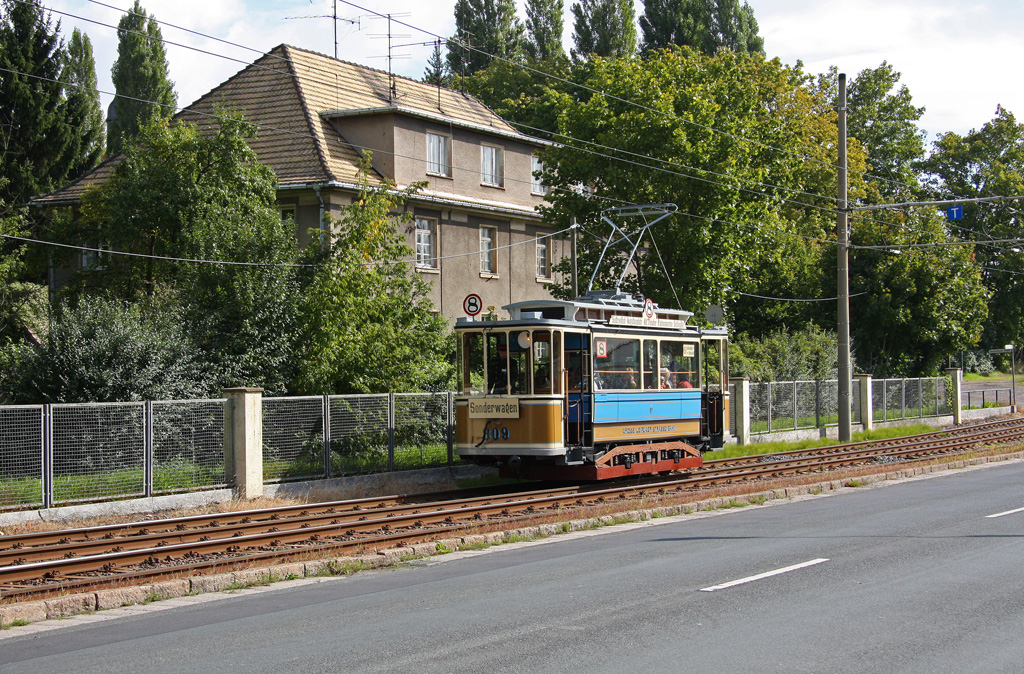 100 Jahre Straenbahn in Schkeuditz, Wagen 809 im Ortsteil Altscherbitz, 18.09.2010.