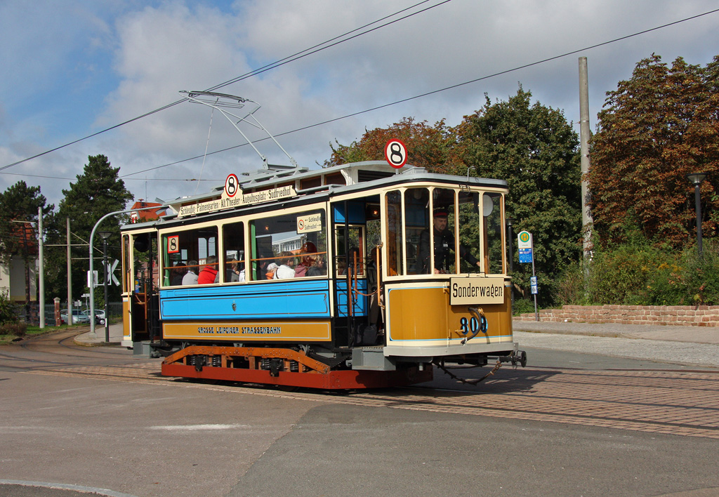 100 Jahre Stra�enbahn in Schkeuditz, Wagen 809 im Zentrum von Schkeuditz, 18.09.2010.
