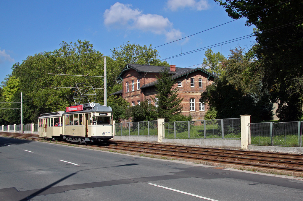 100 Jahre Straenbahn in Schkeuditz, Wagen 1464 mit Beiwagen im Ortsteil Altscherbitz, 19.09.2010.

