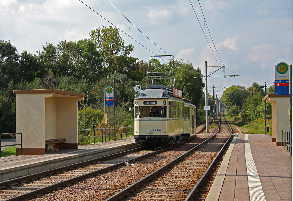 100 Jahre Stra�enbahn in Schkeuditz, Wagen 1464 mit Beiwagen im Ortsteil Modelwitz, 19.09.2010. 