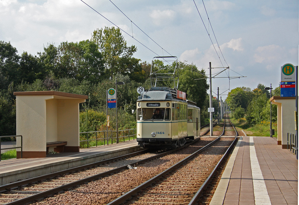 100 Jahre Straenbahn in Schkeuditz, Wagen 1464 mit Beiwagen im Ortsteil Modelwitz, 19.09.2010. 