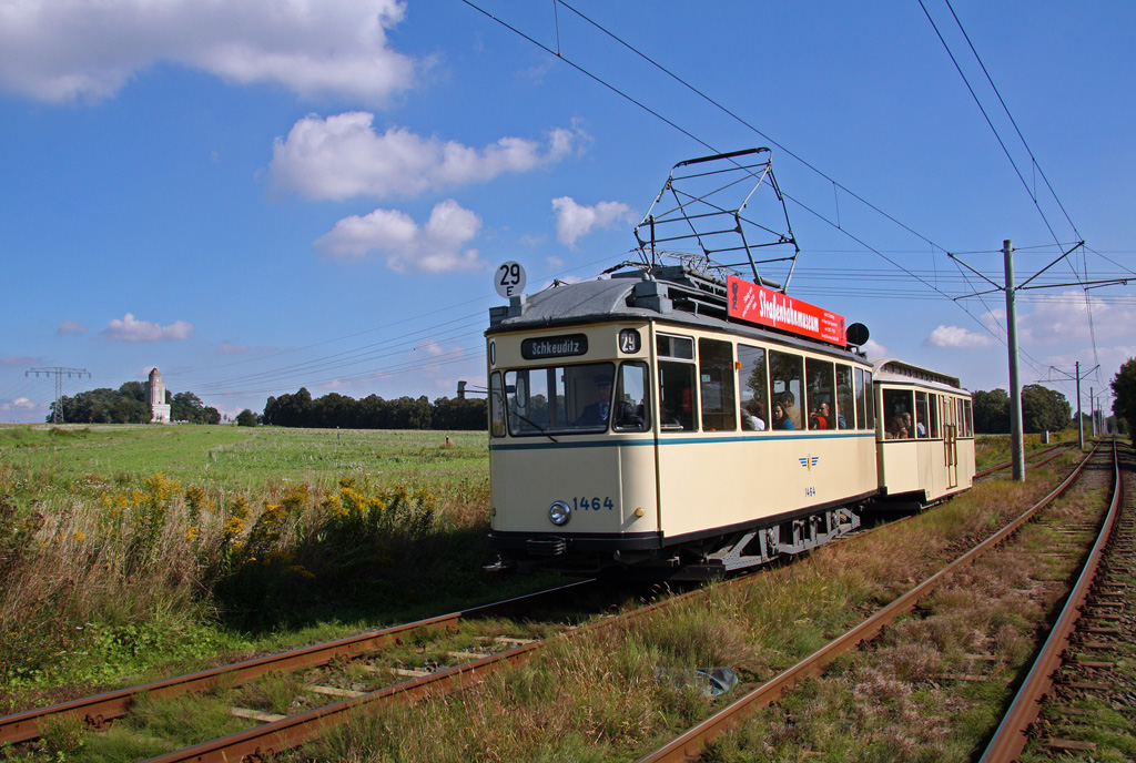 100 Jahre Stra�enbahn in Schkeuditz, Wagen 1464 mit Beiwagen an der Ortsgrenze von Leipzig zu Schkeuditz, 19.09.2010. Links im Hintergrund der Bismarckturm in Leipzig-L�tzschena.
