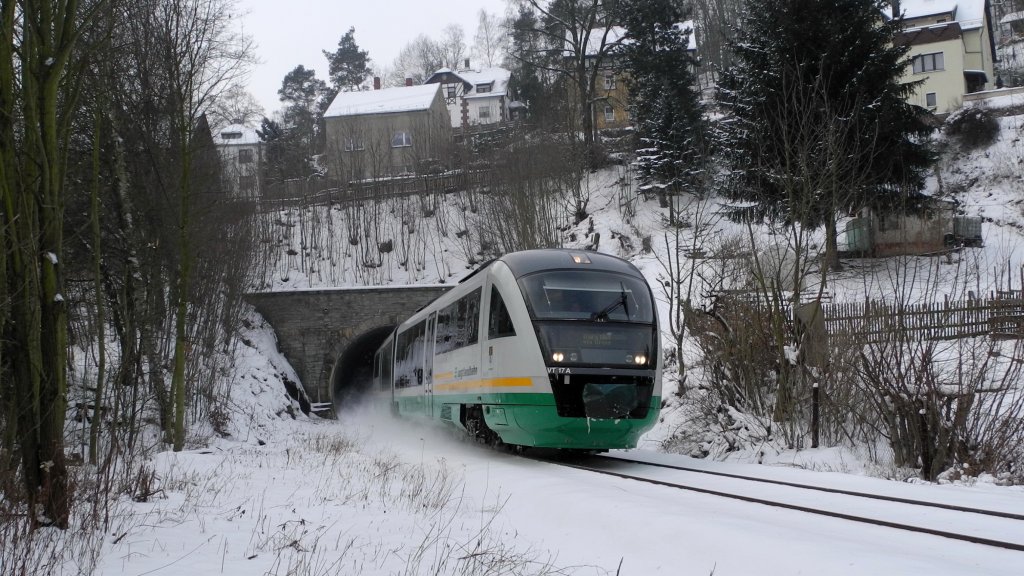 10.02.2012 VT 17 der VBG bei der Ausfahrt aus dem Rothenthaler Tunnel.