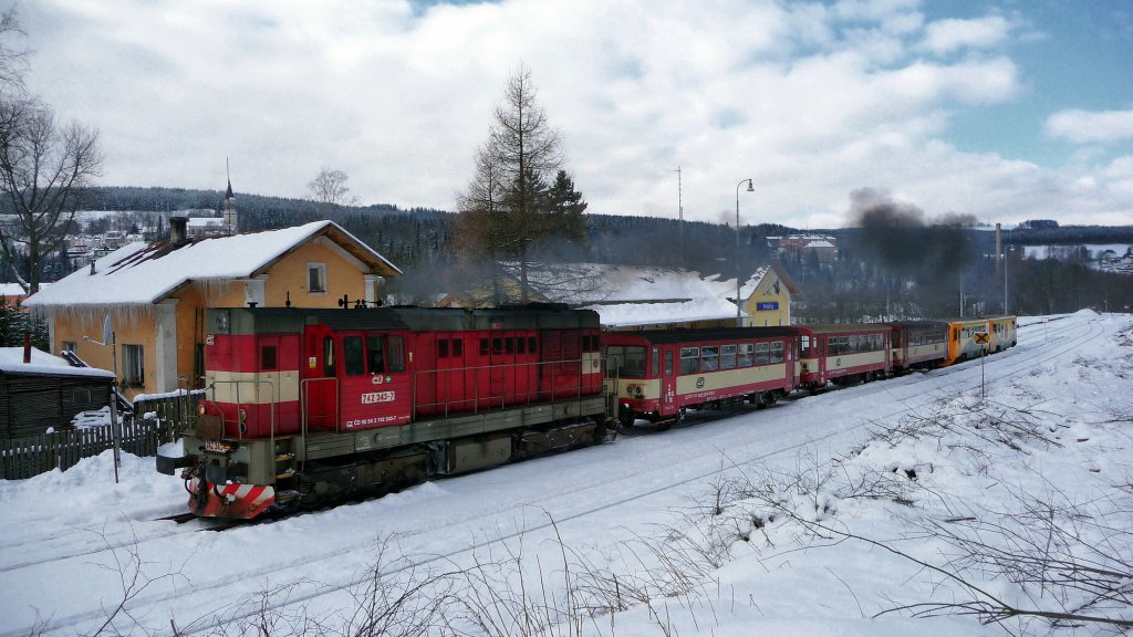 10.02.2013 BR 742 mit Regionalzug nach Karlovy Vary verlt den Haltepunkt Potucky.