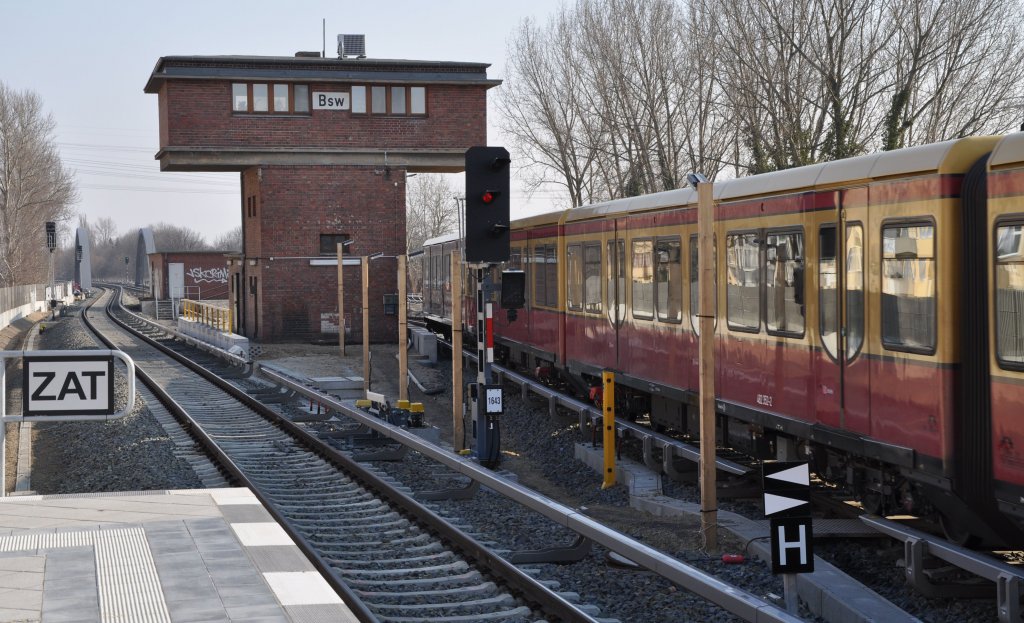 10.03.10 , Baumschulenweg ; das Stw seht nicht mehr auf einem Bahnsteig, wegen der neuen Bahnsteige Richtung Stadt und Sden. Der Zug fuhr nach Schnefeld