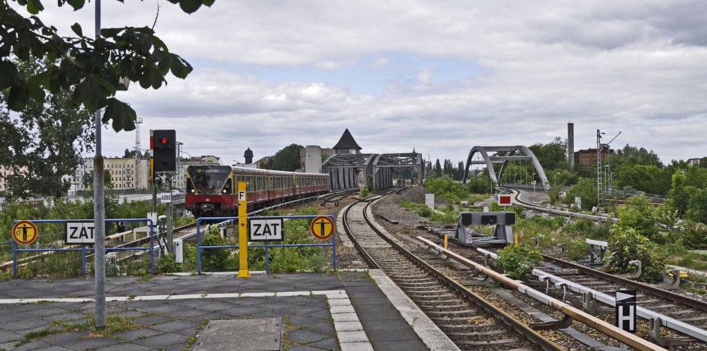 10.03.10, Treptower Park; Blick auf die Nordausfahrt mit den drei Spreebrcken, darber das Dach des Stw Tnt, ber der S-Bahn grt die  Pickelhaube  von Ostkreuz