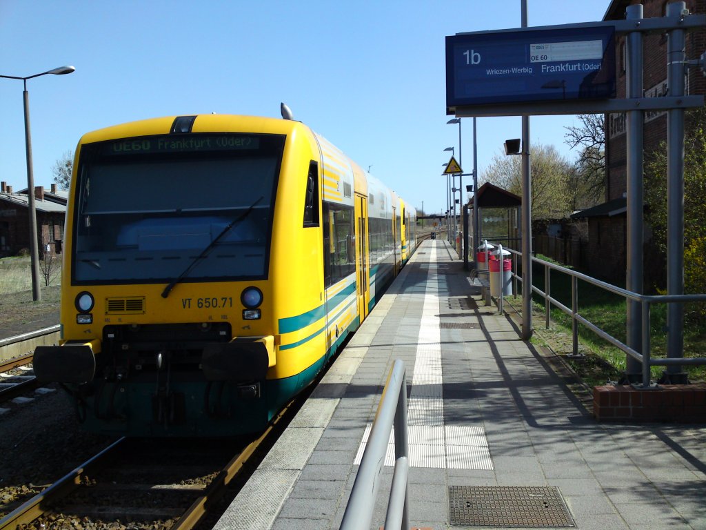 10.04.2011 - OE60 (VT 650.60 und VT 650.71)nach Frankfurt (Oder) ber Wriezen und Werbig im Bahnhof Bad Freienwalde (Oder).