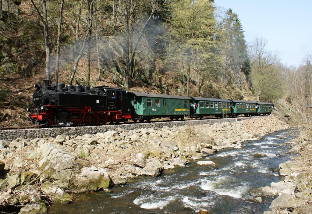 10.04.2011, Weieritztalbahn, 99 1771-7 (die erste 99er DR Neubaulok von 1952 aus dem Lokomotivwerk  Karl-Marx  in Babelsberg) hier im Spechtritzgrund an der Goldstampfe