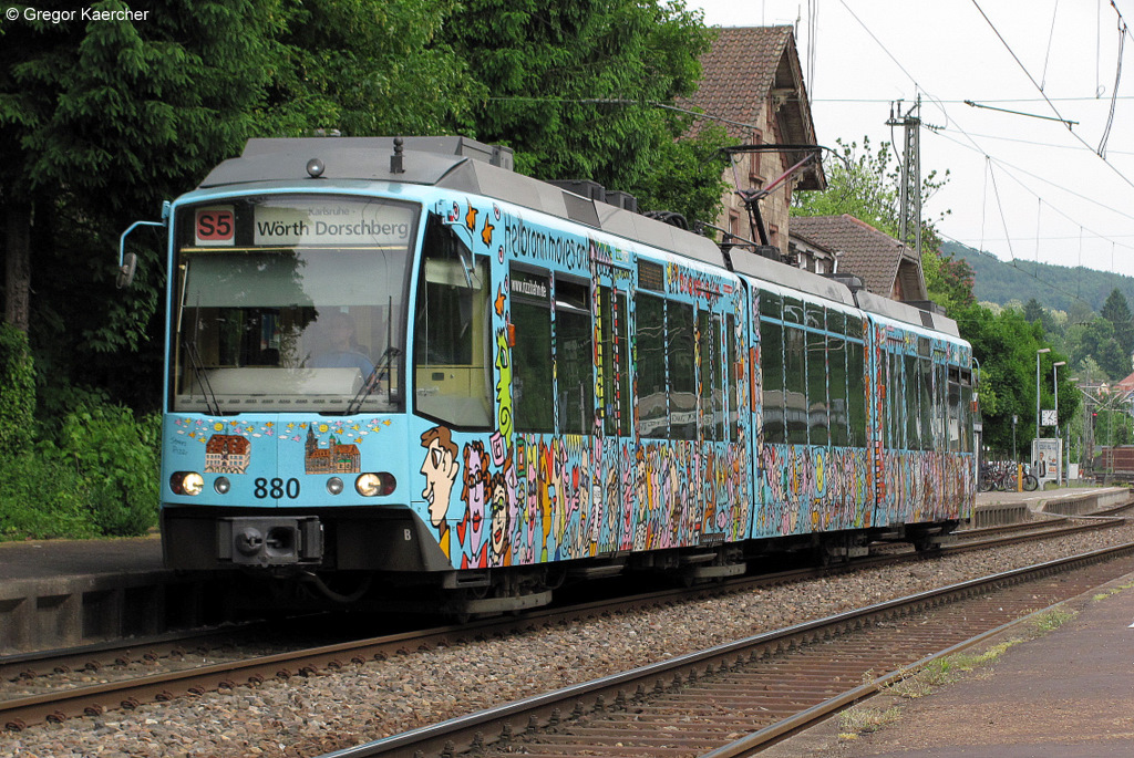 10.05.2011: Wagen 880  Rizzibahn  verlsst als S5 nach Wrth (Rhein) den Bahnhof Grtzingen.