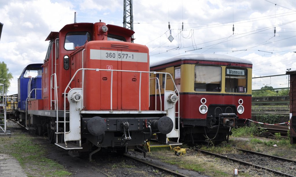 10.06.2011 Darmstadt-Kranichstein ; die leichte 360 577-1 wundert sich vielleicht ber den  Berliner . Der Tw der BR 476 ist zu dieser Zeit in Privatbesitz und konnte wegen der Nachbarn nicht im Garten aufgestellt werden.