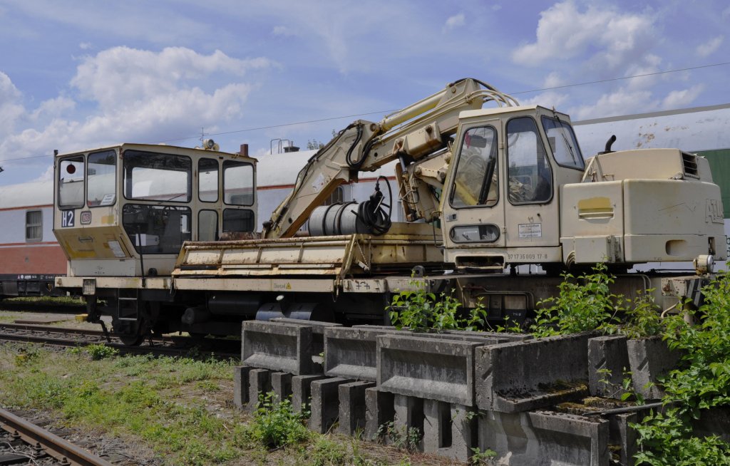 10.06.2011 Darmstadt-Kranichstein ; Vielzweck-Gleisbaumaschine mit Kippvorrichtung, Arbeitsseite