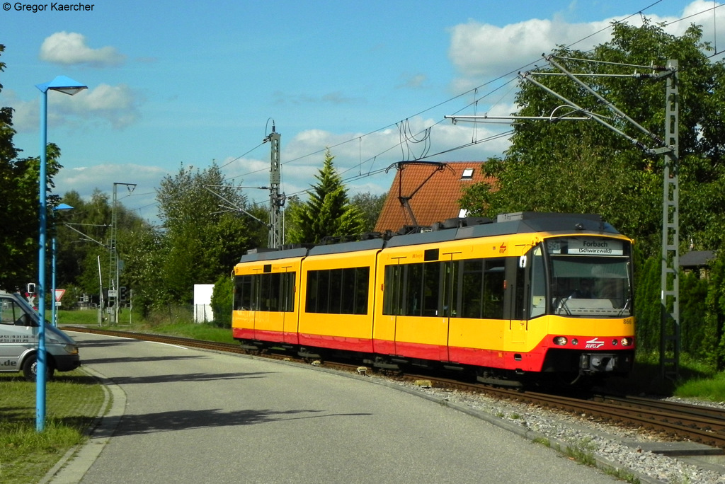 10.08.2011: Wagen 866 fhrt aus Odenheim kommend in Ubstadt Ort ein. Hier wird er mit dem aus Menzingen kommenden Triebwagen zur Weiterfahrt nach Forbach vereinigt.